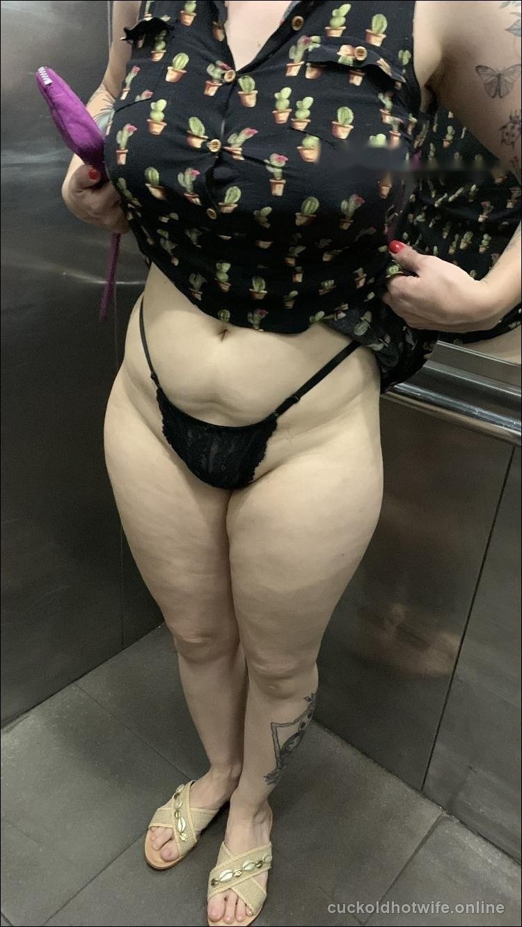 Branquinha hotwife transando com negros dotados - Foto amadora caseira 5