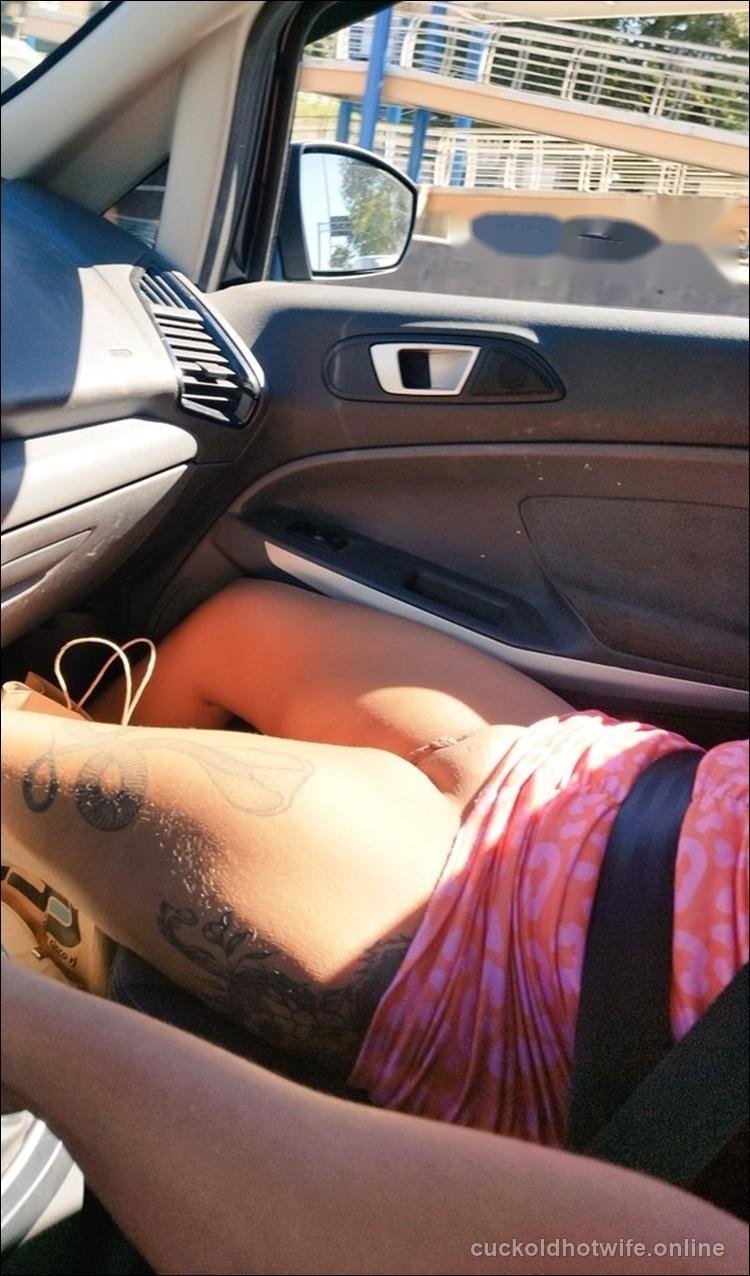 Morena rabuda e tatuada mostrando o cu - Foto amadora caseira 11