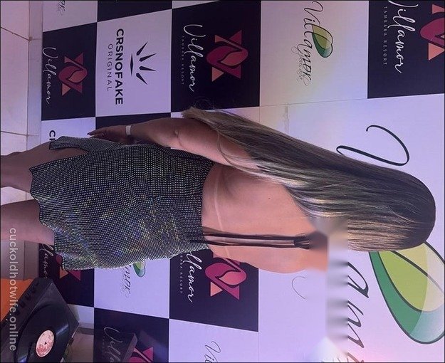 Marido exibindo a sua deliciosa esposa loira