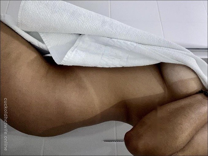 Morena nua com as marquinhas de biquíni